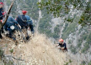 Άνδρες της ΕΜΑΚ στη διάρκεια διάσωσης σε δύσβατη ορεινή περιοχή (φωτ. αρχείου: EUROKINISSI)