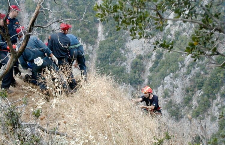 Άνδρες της ΕΜΑΚ στη διάρκεια διάσωσης σε δύσβατη ορεινή περιοχή (φωτ. αρχείου: EUROKINISSI)