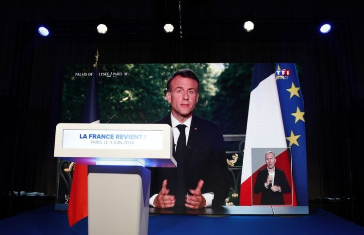 Ο Γάλλος πρόεδρος Εμανουέλ Μακρόν ανακοινώνει την προκήρυξη εκλογών μετά τη συντριπτική ήττα του κυβερνώντος κόμματος στις ευρωεκλογές (φωτ.: EPA/Andre Pain)
