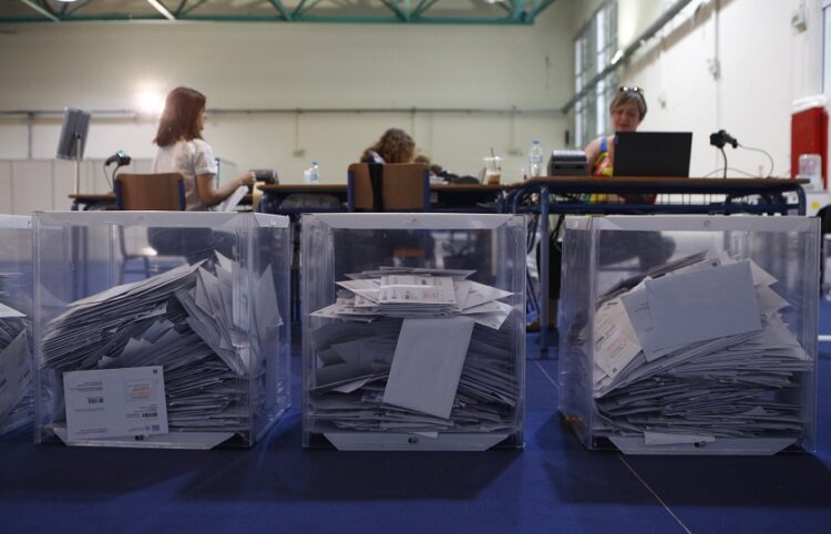 Στιγμιότυπο από το κέντρο διαλογής επιστολικής ψήφου, στο Περιστέρι (φωτ.: EUROKINISSI / Σωτήρης Δημητρόπουλος)