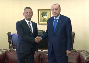 Από αριστερά, ο Οζγκιούρ Οζέλ και ο Ρετζέπ Ταγίπ Ερντογάν κατά τη συνάντησή τους (φωτ.: X/Macho Kartal)