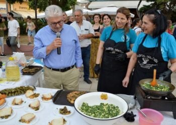 Ο καθηγητής Θωμάς Σαββίδης αναλύει τα διατροφικά χαρακτηριστικά της ποντιακής κουζίνας στη διάρκεια του φεστιβάλ (φωτ.: facebook / Σύλλογος Ποντίων Ελευθερίου-Κορδελιού)