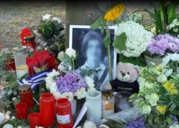 Μια φωτογραφία, λουλούδια, κεριά και μια ελληνική σημαία στο σημείο όπου δέχτηκε τη θανατηφόρα επίθεση ο Φίλιππος Τσάνης (φωτ.: welt.de)