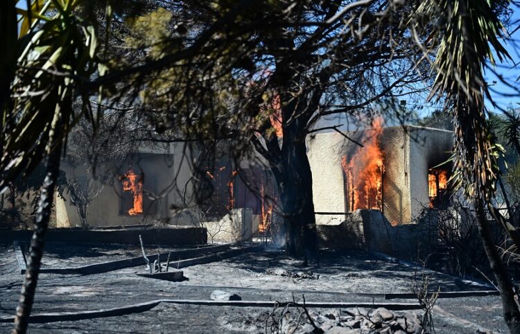 Σπίτι που καίγεται  στην Πλάκα Κερατέας (φωτ.: EUROKINISSI / Κώστας Τζούμας)