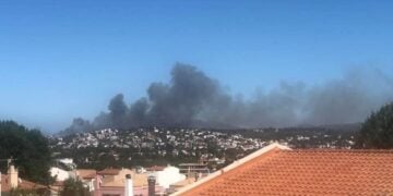 Καπνός από τη φωτιά στη Σταμάτα του Δήμου Διονύσου (φωτ.: Facebook / FireNews Greece)