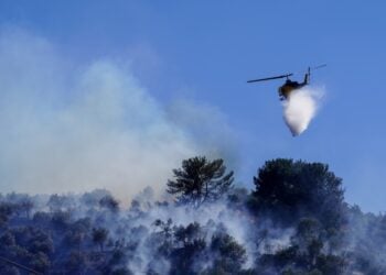 Ελικόπτερο κάνει ρίψεις νερού πάνω από πυρκαγιά στη Λέσβο (φωτ.: EUROKINISSI/Παναγιώτης Μπαλάσκας)