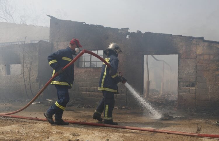 Πυροσβέστες επιχειρούν κατά της φωτιάς στο ισόγειο του εργοστασίου (φωτ.: EUROKINISSI/Σωτήρης Δημητρόπουλος)