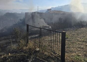 Σπίτι που παραδόθηκε στις φλόγες, στην περιοχή της Πάφου (φωτ.: alphanews.live)