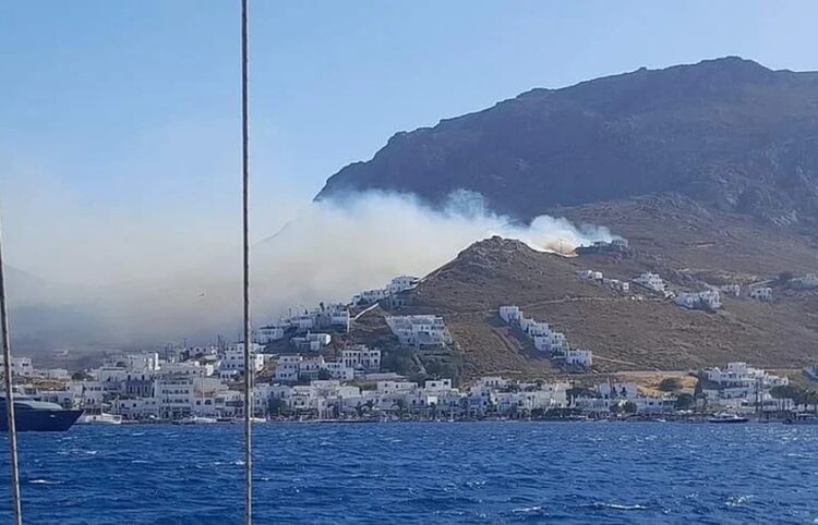 Όψη της φωτιάς στη Σέριφο από τη θάλασσα (φωτ.: vradini.gr)