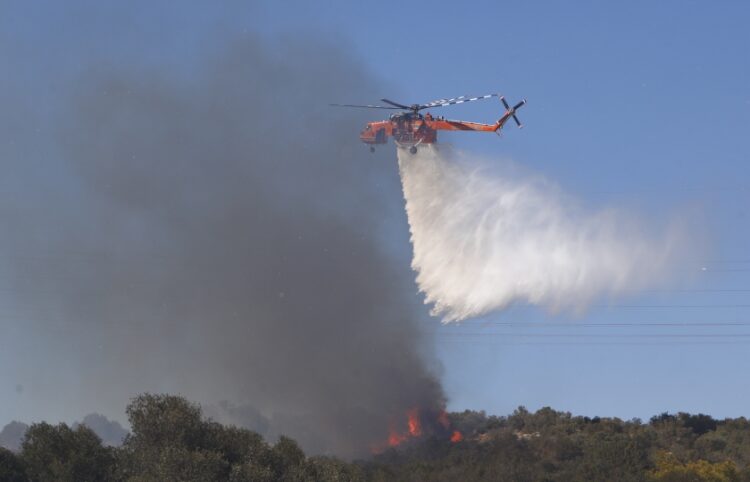 Πυροσβεστικό αεροσκάφος κάνει ρίψεις νερού πάνω από το Κορωπί (φωτ.: EUROKINISSI/Σωτήρης Δημητρόπουλος)