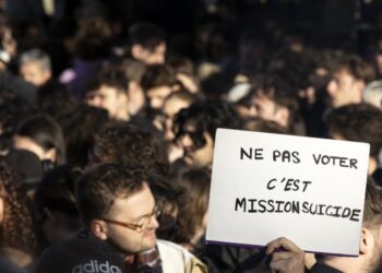 «Το να μην ψηφίσεις ισοδυναμεί με αυτοκτονία» αναγράφει το πανό που κρατούν πολίτες στη διάρκεια διαδήλωσης στο Παρίσι εναντίον του ακροδεξιού κόμματος, μετά την επικράτησή του στις ευρωεκλογές (φωτ.: EPA/Andre Pain)