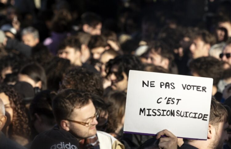 «Το να μην ψηφίσεις ισοδυναμεί με αυτοκτονία» αναγράφει το πανό που κρατούν πολίτες στη διάρκεια διαδήλωσης στο Παρίσι εναντίον του ακροδεξιού κόμματος, μετά την επικράτησή του στις ευρωεκλογές (φωτ.: EPA/Andre Pain)