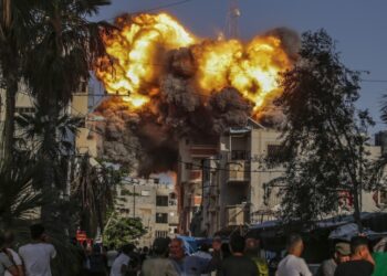 Φωτιά και καπνός υψώνεται μετά από έκρηξη μετά από ισραηλινό αεροπορικό χτύπημα σε καταυλισμό προσφύγων στη νότια Γάζα (φωτ.: EPA/Mohammed Saber)