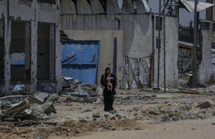 Μητέρα με το μωρό της σε προσφυγικό καταυλισμό στο κέντρο της Κωρίδας της Γάζας (φωτ.: EPA/Mohammed Saber)