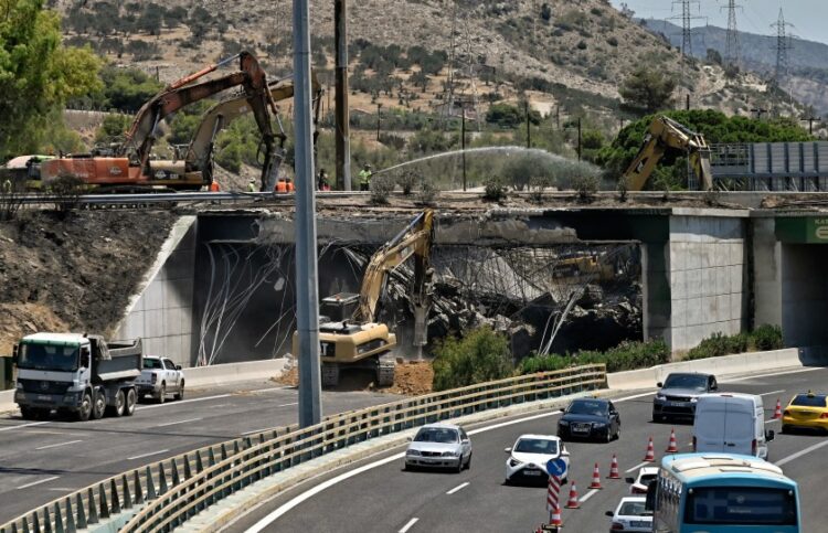 Στιγμιότυπο από τις εργασίες στην γέφυρα που υπέστη εκτεταμένες ζημιές από τη φωτιά στο βυτιοφόρο (φωτ.: EUROKINISSI/Βασίλης Ψωμάς)