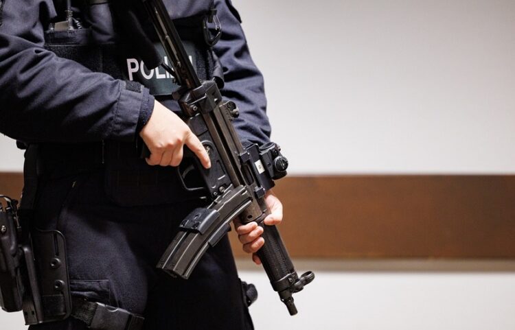 Γερμανός αστυνομικός σε αίθουσα δικαστηρίου (φωτ.: (φωτ.: EPA / Christopher Neundorf)