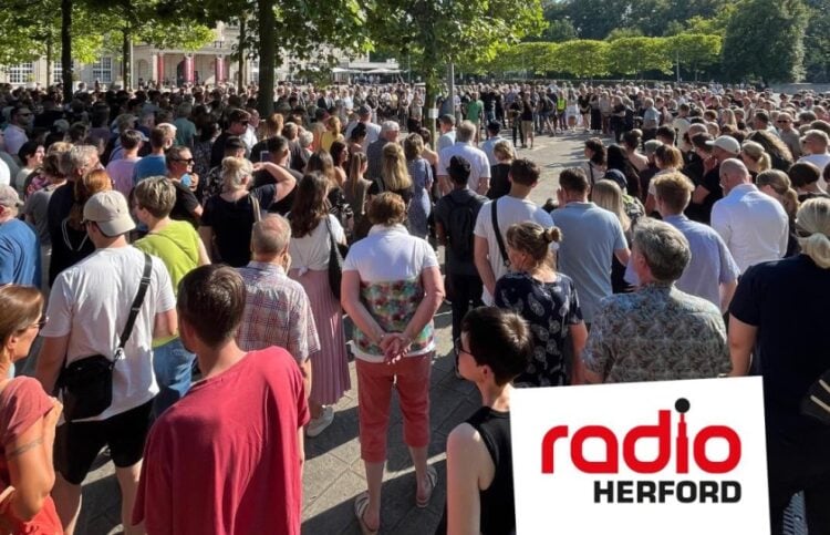 Εκατοντάδες κόσμου συγκεντρώθηκαν νωρίτερα σήμερα για να τιμήσουν τη μνήμη του (φωτ.: facebook/Radio Westfalica)