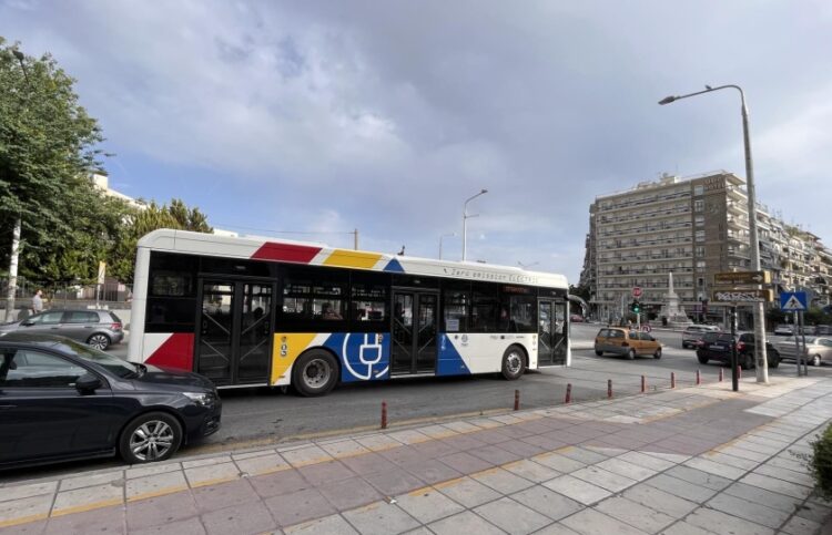 Ηλεκτρικό λεωφορείο στο κέντρο της Θεσσαλονίκης (φωτ.: Γιώργος Κουρκουρίκης)