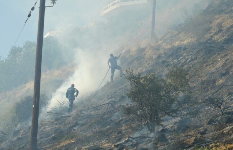 Πυροσβέστες επιχειρούν στην κατάσβεση πυρκαγιάς η οποία εκδηλώθηκε το απόγευμα στην περιοχή μεταξύ Κορώνη Μαγαρά και Μασταμπά, στο Ηράκλειο της Κρήτης (φωτ.: ΑΠΕ-ΜΠΕ/Νίκος Χαλκιαδάκης)