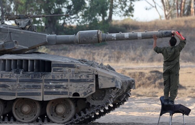Ισραηλινός στρατιώτης επιθεωρεί άρμα μάχης σε άγνωστη τοποθεσία κοντά στα σύνορα με τη Λωρίδα της Γάζας (φωτ.: EPA / Abir Sultan)