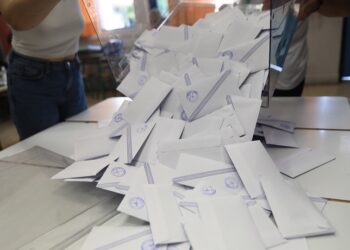 Άνοιγμα κάλπης μετά το τέλος της ψηφοφορίας για τις ευρωεκλογές σε εκλογικό τμήμα της Αττικής, Κυριακή 9 Ιουνίου 2024 (φωτ.: EUROKINISSI / Γιάννης Παναγόπουλος)