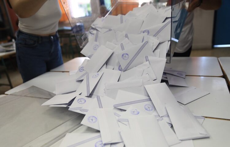 Άνοιγμα κάλπης μετά το τέλος της ψηφοφορίας για τις ευρωεκλογές σε εκλογικό τμήμα της Αττικής, Κυριακή 9 Ιουνίου 2024 (φωτ.: EUROKINISSI / Γιάννης Παναγόπουλος)