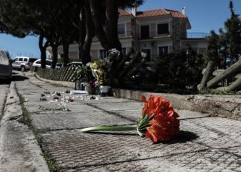 Το σημείο όπου έπεσε νεκρός ο Γιώργος Καραϊβάζ στον Άλιμο, το μεσημέρι της Παρασκευής 9 Απριλίου 2021 (φωτ.: EUROKINISSI / Γιάννης Παναγόπουλος)
