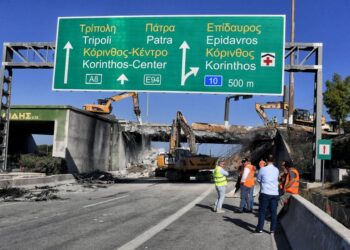 Κατεδάφιση της γέφυρας στο ύψος του Ισθμού της Κορίνθου μετά τις σοβαρές ζημιές που υπέστη από τη φωτιά στο βυτιοφόρο με τα καύσιμα που ανατράπηκε στην περιοχή (φωτ.: Βασίλης Ψωμάς/EUROKINISSI)