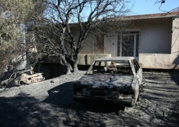 Καμένο σπίτι και καμένα οχήματα στην περιοχή Πλάκα της Κερατέας (φωτ.: ΑΠΕ-ΜΠΕ / Ορέστης Παναγιώτου)