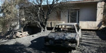 Καμένο σπίτι και καμένα οχήματα στην περιοχή Πλάκα της Κερατέας (φωτ.: ΑΠΕ-ΜΠΕ / Ορέστης Παναγιώτου)