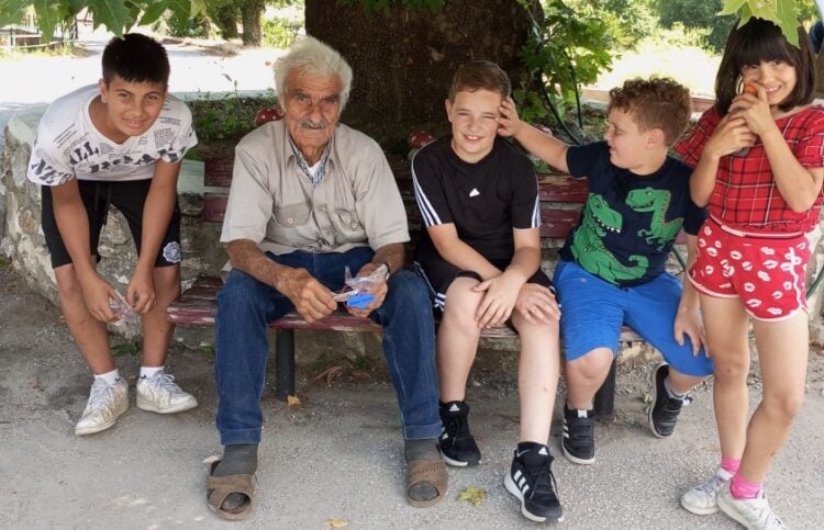 Οι μαθητές με έναν από τους παππούδες του χωριού (φωτ.: Δημοτικό Σχολείο Κεχρόκαμπου)