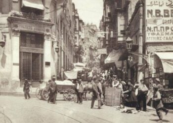 Τα Σκαλάκια στην Κωνσταντινούπολη το 1921. Αριστερά διακρίνεται η Τράπεζα Αθηνών και δεξιά ελληνικό κατάστημα υφασμάτων (φωτ.: facebook/Έλληνες στην Κωνσταντινούπολη)
