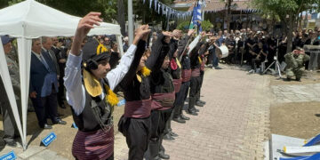 Χορευτές του Συλλόγου Ποντίων Γιαννιτσών μπροστά από το μνημείο για τον Κωνσταντίνο Τσιτιρίδη (φωτ.: Δήμος Πέλλας)