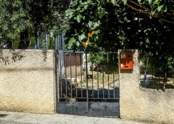 Το σπίτι στο οποίο βρέθηκε η απανθρακωμένη σορός, στα Άνω Λιόσια (φωτ.: EUROKINISSI / Μάρκος Χουζούρης)