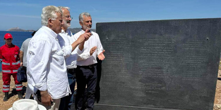 Μπροστά από το μνημείο της Μακρονήσου, από αριστερά: Κυριάκος Μπατσάρας, Θεόφιλος Καστανίδης, Γιώργος Βαρυθυμιάδης (φωτ.: Facebook / Κώστας Ασκούνης)