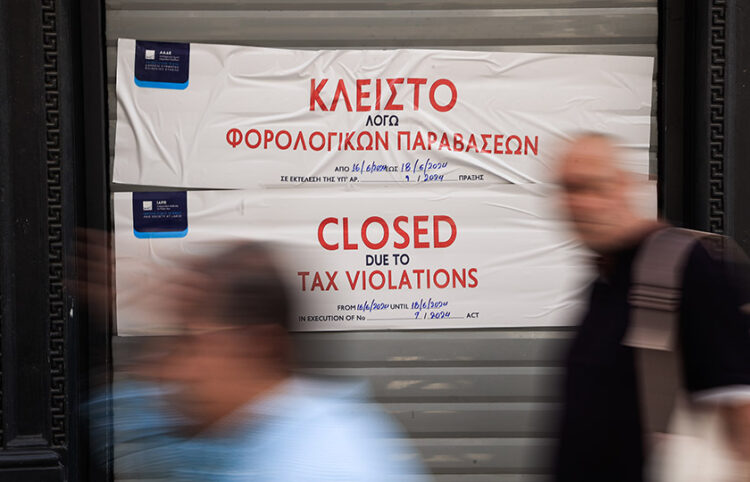 Στιγμιότυπο από την είσοδο εμπορικού καταστήματος στο κέντρο της Αθήνας, στο Σύνταγμα (φωτ.: EUROKINISSI / Γιώργος Κονταρίνης)