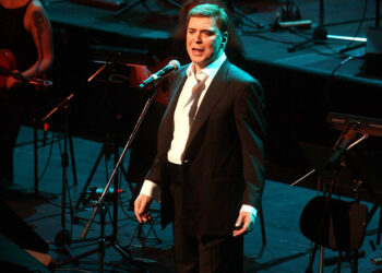 Ο Γιώργος Μαρίνος τραγουδά σε συνατλία για τον Μάνο Χατζιδάκι, στο ΜΜΑ, 2007 (φωτ. αρχείου: EUROKINISSI / Βάιος Χασιαλής)