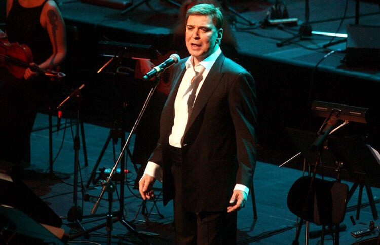 Ο Γιώργος Μαρίνος τραγουδά σε συνατλία για τον Μάνο Χατζιδάκι, στο ΜΜΑ, 2007 (φωτ. αρχείου: EUROKINISSI / Βάιος Χασιαλής)