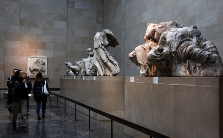 Επισκέπτες του Βρετανικού Μουσείου περιηγούνται στην αίθουσα με τα Μάρμαρα του Παρθενώνα (φωτ.:  EPA/Andy Rain)