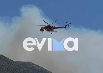 Πυροσβεστικό ελικόπτερο στο Μαρμάρι (φωτ.: evima.gr)