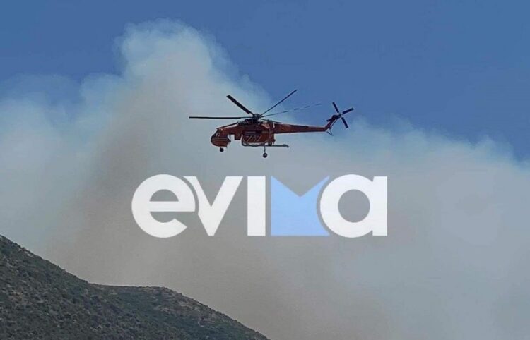 Πυροσβεστικό ελικόπτερο στο Μαρμάρι (φωτ.: evima.gr)