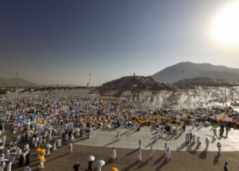Μουσουλμάνοι προσκυνητές διακρίνονται να κρατούν ομπρέλες για τον ήλιο καθώς φτάνουν στο όρος Αραράτ για το ετήσιο μουσουλμανικό προσκύνημα Χατζ (φωτ.: EPA/Stringer)