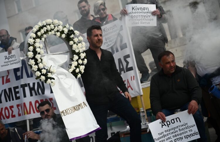 Στεφάνι κηδείας για τη μελισσοκομία στη διάρκεια διαμαρτυρίας μελισσοκόμων στο Σύνταγμα τον περασμένο Φεβρουάριο (φωτ.: EUROKINISSI/Κώστας Τζούμας)