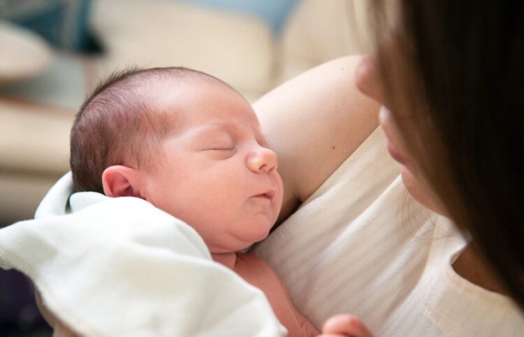 Μεταξύ άλλων θα καταβληθούν 4 εκατ. ευρώ σε 6.000 μητέρες για επιδοτούμενη άδεια μητρότητας (φωτ. αρχείου: pixabay/blankita_ua)