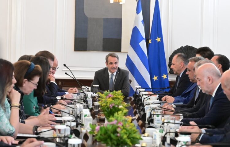 Στιγμιότυπο από τη συνεδρίαση του νέου υπουργικού συμβουλίου (φωτ.: EUROKINISSI/Τατιάνα Μπόλαρη)
