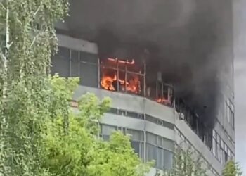 Στιγμιότυπο από βίντεο δείχνει τις φλόγες να καίνε το εσωτερικό του κτηρίου (φωτ.: Χ)