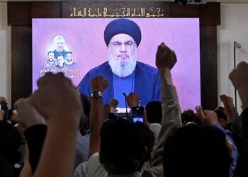 Υποστηρικτές της Χεζμπολάχ παρακολουθούν την ομιλία του ηγέτη της οργάνωσης Σαγέντ Χάσαν Νασράλα (φωτ.: EPA / Wael Hamzeh)