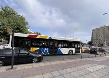 Ηλεκτρικό λεωφορείο στο κέντρο της Θεσσαλονίκης (φωτ.: Γιώργος Κουρκουρίκης)