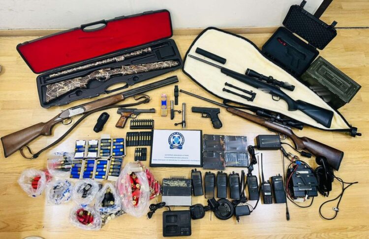 Τα όπλα που έκρυβε στο σπίτι του ο 61χρονος (φωτ.: Ελληνική Αστυνομία)