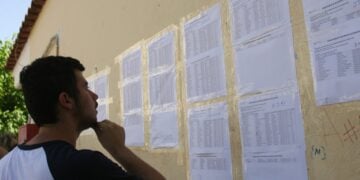 Υποψήφιος κοιτά τους βαθμούς που έχουν αναρτηθεί στα λύκεια (φωτ.: EUROKINISSI/iIleiaLive.gr/Γιάννης Σπυρούνης)